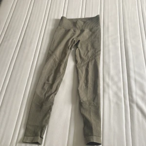 Aimn tights - Fina gröna aimn tights, säljer då dom inte kommer till användning. Använda 2 ggr och är i väldigt bra skick. Det är bara att skicka för fler bilder eller om du har frågor❤️❤️❤️