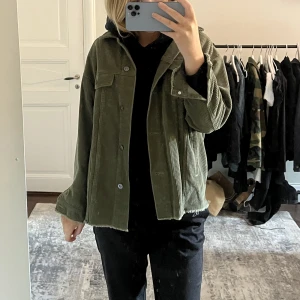 Grön vårjacka från Zara - Säljer denna perfekta jacka nu till våren! Bara använd en gång så inga slitningar finns. Strl Xs men passar på mig som använder M vanligtvis. Från Zara och köpt för cirka 500kr! 