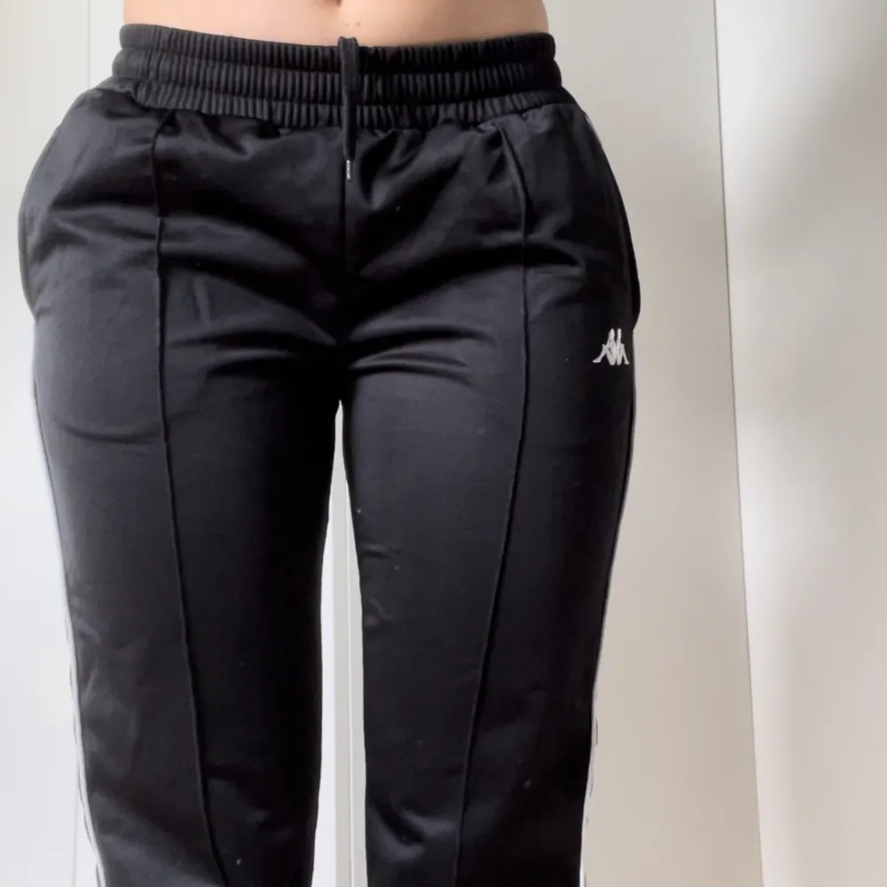 Svarta raka kappa-byxor i storlek small. För små för mig nu men använde dessa mycket när dem passade . Jeans & Byxor.