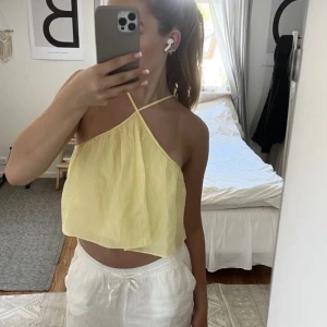 Gul blus  - En gul blus från ginatricot! Sparsamt använd, använt 2-3 gånger! Säljer för jag inte använder den❤️