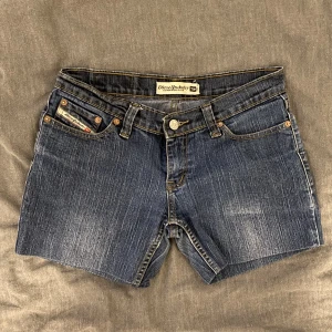Jeansshorts  - Snygga mörkblå jeansshorts från Diesel som är små på mig. Storlek xs 💓💓