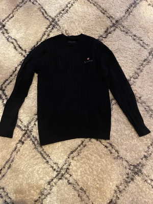 Mörk blå bandelid tröja - Snygg tröja perfekt till middagar eller skolan. Finns inga defekter på tröjan. Säljer den eftersom att den inte passar mig längre. Märke: bandelid Färg: mörkblå Storlek: s Skick: 8/10