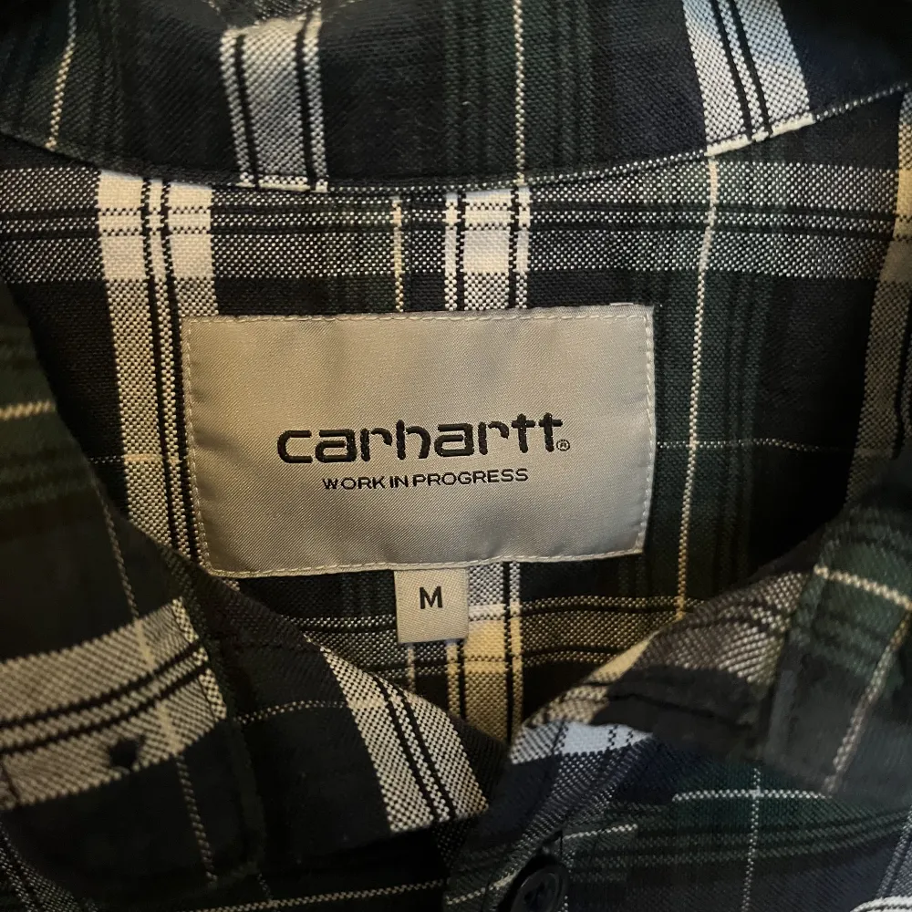 En knappt använd grön Carhartt skjorta köpt 2021. Skjortor.