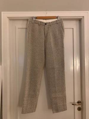 Our Legacy byxor - Mönstrad byxa från Our Legacy. Använda två gånger. Uppskattar att byxlöngden är 32 och midja 30. 
