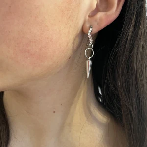 Örhängen! - Supersnyggt par örhängen som är nickeltestade💓 kolla in @jewelry.design.e på Insta för liknande. Priset inkluderar frakt (inte spårbar), spårbar kostar 40kr mer