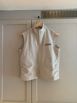 Reebok väst - Cond: 9/10  Storlek: L men passar mer som S Köparen står för frakt men kan mötas upp i Södermalm området!