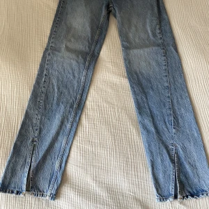 Jeans - Mid waist Jeans från Gina Tricot med slits framtill. Är 172 cm och de når marken med normalhöga sneakers. Bra skick i st 34 💙