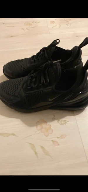 Nike 270 - Säljer mina Nike 270s svart. De är ganska använda men i bra skick. 