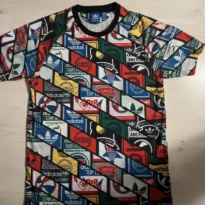 Adidas t-shirt med skönt tryck, bra skick