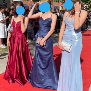 Mörkblå (mitten) balklänning!! - Jättefin mörkblå balklänning!! Andvände den 1 gång det var på balen så typ nytt skick! Köpte den 2021💕