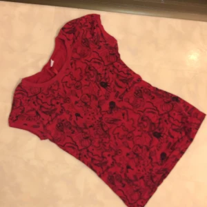 Vintage tshirt - Finns ett hål på magen typ minimalt 