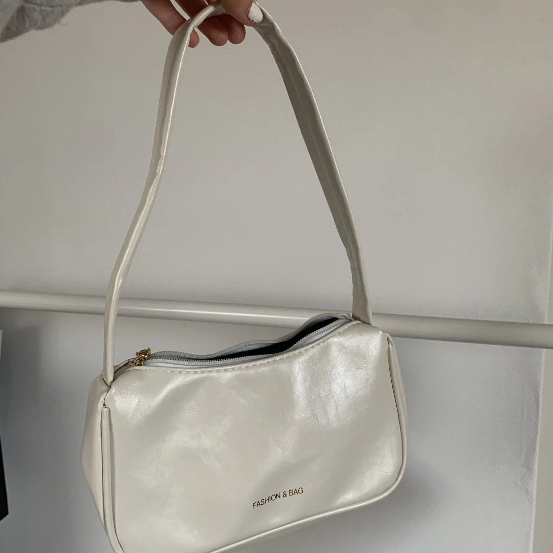 White shoulder bag