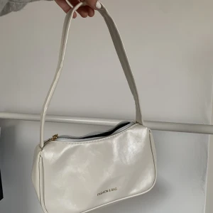 White shoulder bag - Råka beställa två av dessa så därför säljer jag denna. Helt ny väska. Jätte fin o eftersom den e vit passar den med allt man har på sig.