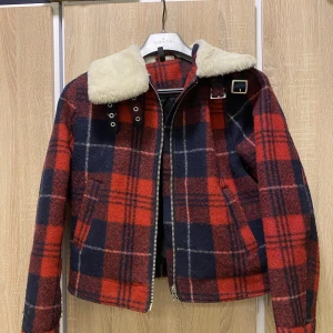 Rutig vinterjacka - En fin rutig vinterjacka. Dem har fake päls runt kragen.