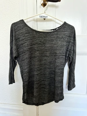 Långärmad med ryggmönster - Bra skick! Mjukt material