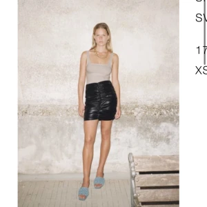 Kort kjol i läderimitation Zara - Fin läderimitation kjol, Zara, strl XS. Tyvärr så har den inte kommit till så stor användning för mig och hoppas att den får en ny ägare. Se mina övriga annonser ❤️