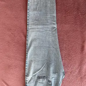 Ett par snygga jeans från Gina tricot som är väldigt bekväma och sitter väldigt bra. Har använt de få gånger.👍de är i storlek 38, skriv gärna om ni vill ha fler bilder eller diskutera pris 🥰☺️
