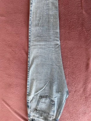 Jeans  - Ett par snygga jeans från Gina tricot som är väldigt bekväma och sitter väldigt bra. Har använt de få gånger.👍de är i storlek 38, skriv gärna om ni vill ha fler bilder eller diskutera pris 🥰☺️