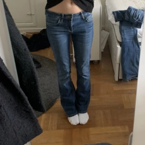 zara lågmidjade jeans - Intressekoll på dessa jeans från zara. Slutsålda och använda fåtal gånger. Kom med bud!