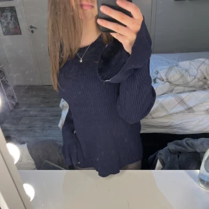 Långärmad tröja  - Super snygg mörkblå tröja storlek S, knappt använd, bra skick 🤩 kontakta för frågor & intresse!