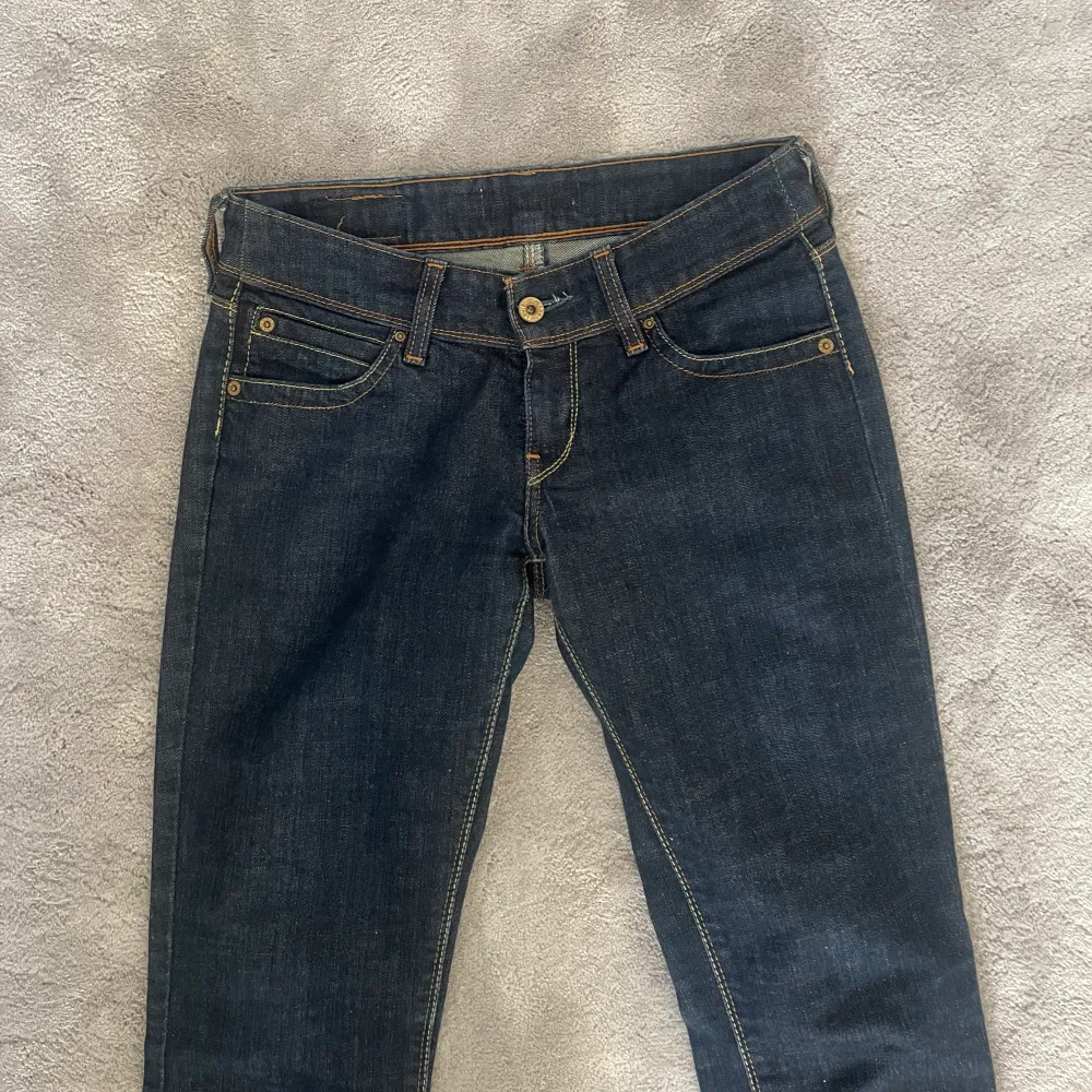 Säljer dessa jättefina lågmidjade Levi’s jeans då de inte passar mig, jättebra skick! Köparen står för frakt 💓. Jeans & Byxor.