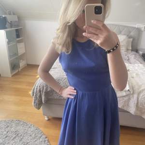 Tryck gärna på ”KÖP NU”. Jättesöt blå klänning använd ett fåtal gånger💙 passar bra till skolavslutning eller andra fina tillställningar💙 i toppskick! Från ginatricot 💙