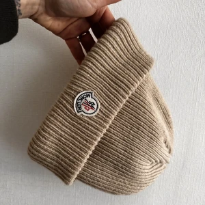 Moncler mössa  - Beige One size Använd få gånger 