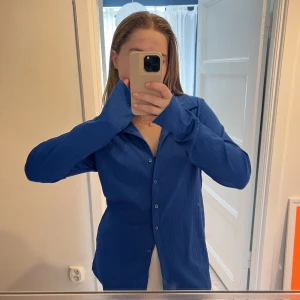 Blå tröja - Tröja från Gina. XL men passar mig som är s/m!