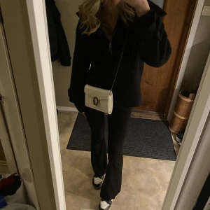 Väska -  vit axelremsväska med drakhuvuden. Köpt från Ullared för något år sedan. Jättefin med mycket förvaring. Fler bilder kan skickas vid förfrågan🤍🤍