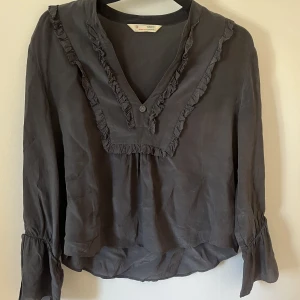 Odd Molly blus - En jättesöt blus från Odd Molly. Blusen är nästan helt ny och har flera fina detaljer. 