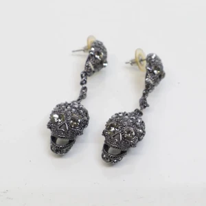 Coola örhängen från Rock by Sweden - Coola döskalle örhängen från rock by sweden! Sparsamt använda och levereras tvättade, och rena m bland annat koksalt! Gott skick 8cm långa, känns ej tunga och går o ha under en hel dag! . 200 + frakt🥰skickar spårbart, skicka ett meddelande vid frågor!