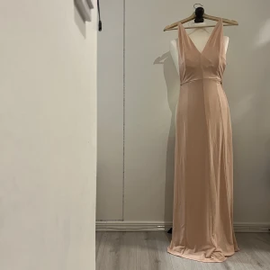 Bik Bok Festklänning  - Helt ny !! Rosé festklänning i stretch tyg.