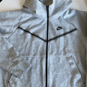 Nike tech fleece, dam modell - Bra skick, har använts fåtal gånger.  
