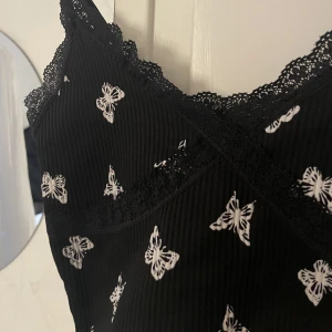 Linne - Linne med vita fjärilar från h&m🦋 säljer då  linnet aldrig har användts och jag behöver mer plats i garderoben🦋