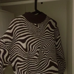 Stickad trlja - Söt stickad tröja men säljer pga att den inte är riktigt min stil. Väldigt söt och skön och blir fin nu till sommaren och våren. Tror jag har använder den 1 gång så den är i väldigt fint skick, skriv för fler bilder eller om du har frågor ❤️❤️