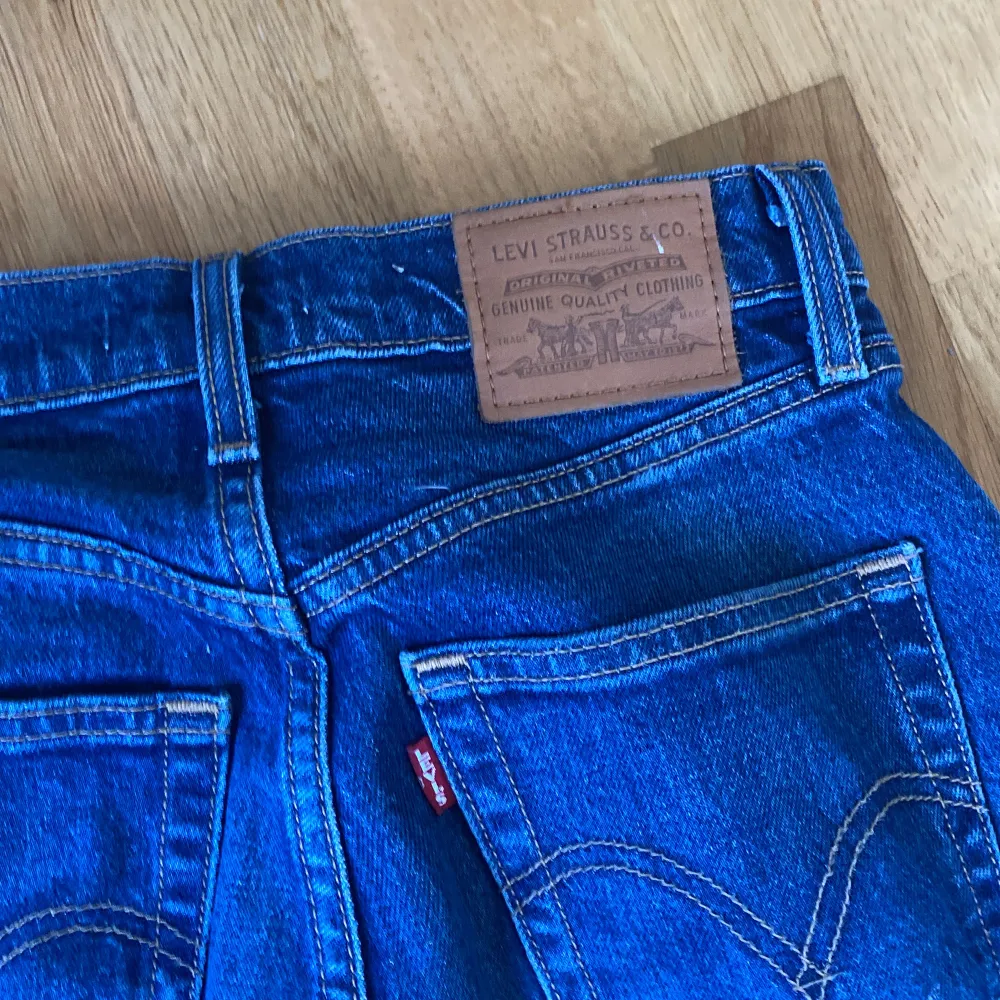 Säljer mina bootcus levis jeans. Väldigt bekväma och snygga❤️‍🔥. Köptes för 1149 kr!!. Jeans & Byxor.