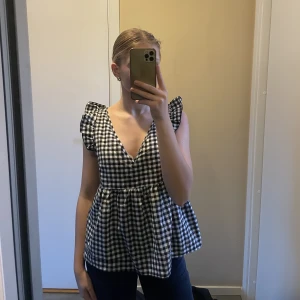 Sommartopp - Super fin topp! Perfekt nu till sommarn! Aldrig använd då den är lite förstor på mig! Köparen står för frakten!💗☀️strl XS men skulle säga S! Pris kan diskuteras 