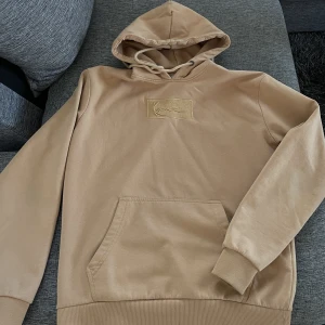 Karlkani Hoodie  - Karlkani hoodie stl XS Inköpt på Kennedies  Bra skick endast använd ett fåtal gånger 