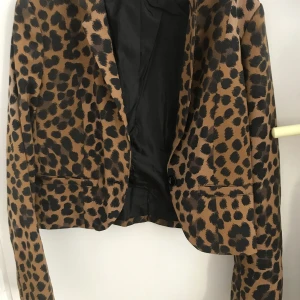 Leopardmönstrad kavaj - Mönstrad kavaj från H&M. I ganska bra skick.