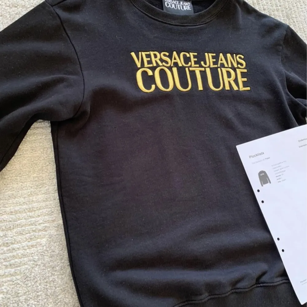 Versace Couture Tröja HELT NY köpt ifrån johnells för 2300kr kvitto och förpackning finns!  Storlek: Xs men passar som S  Pris: 1750kr INGA SKAMBUD TACK,ENDAST SERIÖSA KÖPARE! . Hoodies.