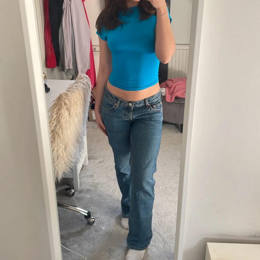 Intressekoll på mina lågmidjade ”arrow” jeans från weekday i färgen ”harper blue”. Storlek 27/32 i jättebra skick. Jag är 165 och de är en perfekt längd på mig! . Jeans & Byxor.