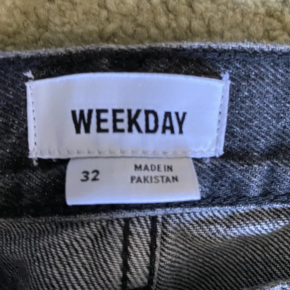Ett par svarta weekday jeans med lite coola patches på framsida lår. De är i storlek 32 och använda max 5 gånger. Säljer då de inte riktigt passar, fler bilder kan skickas om så önskas.. Jeans & Byxor.