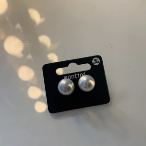 Pärlörhängen🫧🧿 - Köpte dessa på ur & penn utan att veta storleken på de. Tyckte de var lite för stora för min smak så jag säljer de nu vidare💓 Aldrig använda eller testade☺️Köpte de för 29kr + 35kr frakt alltså 64kr totalt❤️