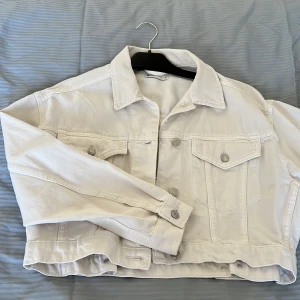 Jacka - Jacka som är lite kort i modellen. Väldigt fin, men har inte haft någon användning av den. 