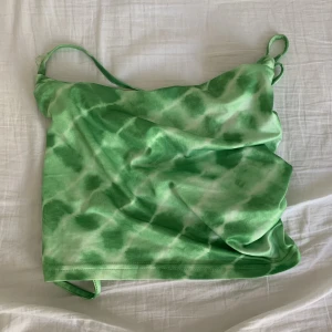 Linne med öppen rygg - Linne med öppen knyt rygg i ett grönt mönster. Inte använts på länge så säljer nu för 50kr