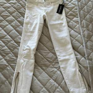 Supercoola vita jeans som passar perfekt till sommaren🌸köparen står för frakt