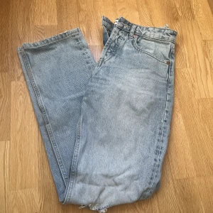 Jeans  - Säljer dessa mid waist jeans från Zara med hål i knäna då jag aldrig får användning av de längre, sitter bra på mig som är 164cm
