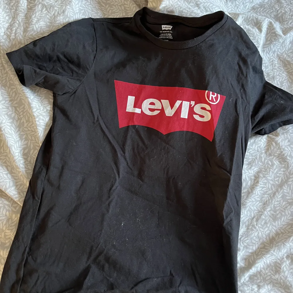 Levis tröja i storlek xs i fint skick . T-shirts.