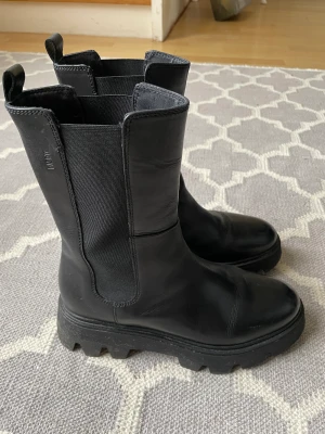 Coola boots! - Nevada Boots Chelsea. Använda fem gånger. Nypris 1 700 kr. Betalning med swish. Endast avhämtning.