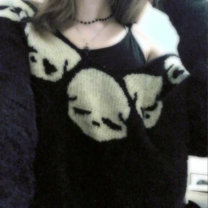 Dödskalle tröja  - Dödskalle tröjan som är väldigt populär på Pinterest!🖤 säljer då den inte kommer till användning längre. Köpt för över ett år sen🖤Har en liten skada som går att se på sista bilden, men är inget man tänker på